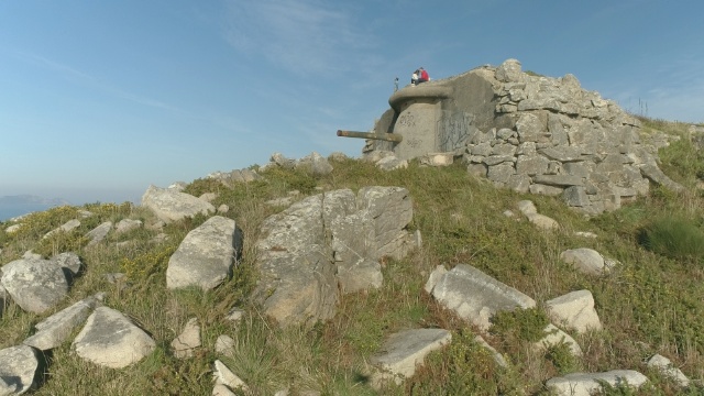 240 reportajes fotográficos aéreos de elementos y construcciones obsoletas o abandonadas en la franja litoral de Galicia.